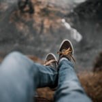 Füße die nach unten baumeln