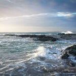Blick aufs Meer, leichte Wellen, Felsen im Meer in Strandnähe