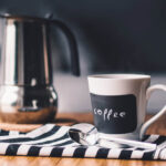 Kaffetasse mit Löffel und Kaffekanne
