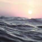 Nahaufnahme Meereswasser mit Sonnenuntergang